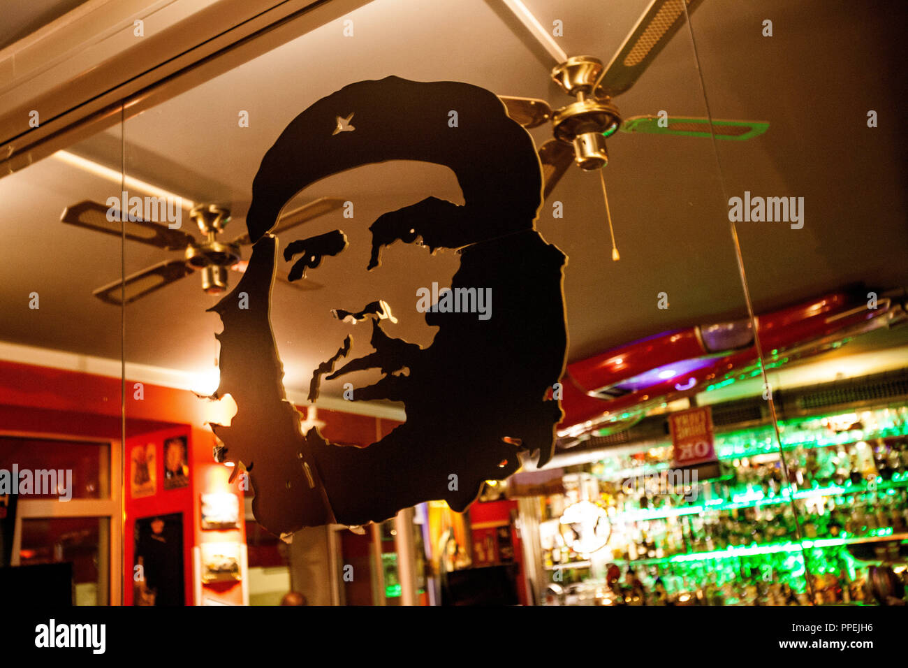 Miroir avec une photo de Che Guevara en Ben's Bar à 7 Clemensstrasse à Schwabing. Banque D'Images