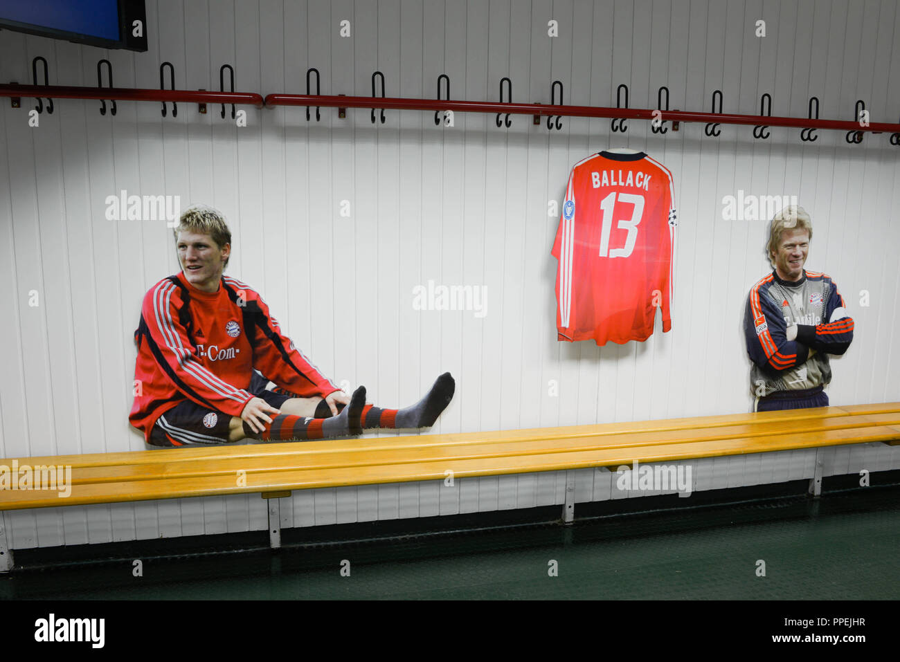 L'ancien vestiaire du FC Bayern Munich dans le stade olympique à l'Olympiapark Munich avec chiffres en carton de Bastian Schweinsteiger et Oliver Kahn et le jersey de Michael Ballack. Banque D'Images