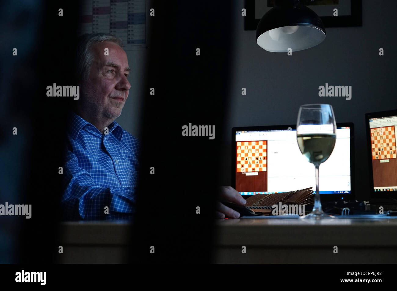 Hans-Dieter Wunderlich, champion d'échecs de l'équipe des championnats du monde d'échecs par correspondance, en face de l'écran dans son home centre de commande. Banque D'Images