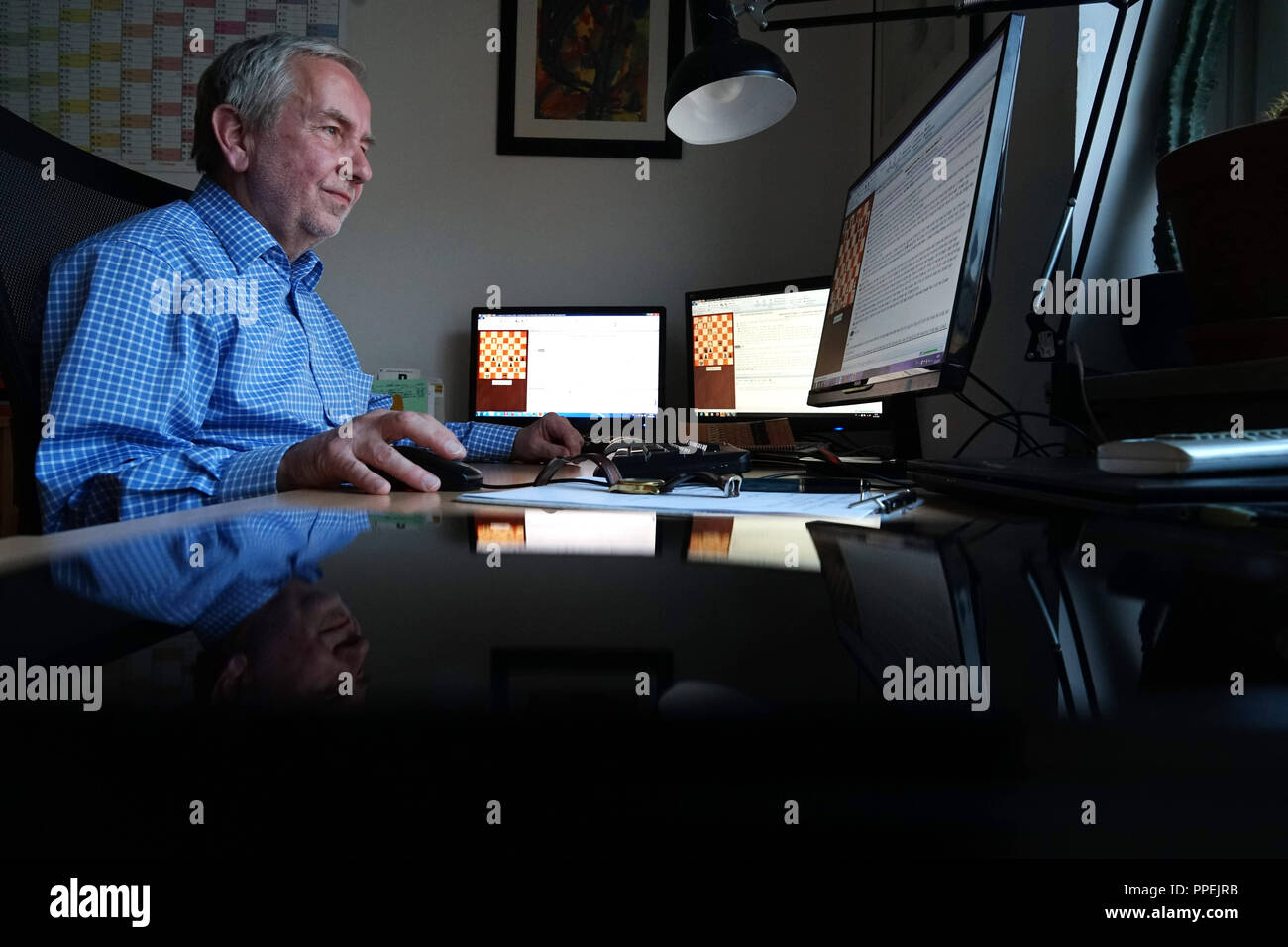 Hans-Dieter Wunderlich, champion d'échecs de l'équipe des championnats du monde d'échecs par correspondance, en face de l'écran dans son home centre de commande. Banque D'Images