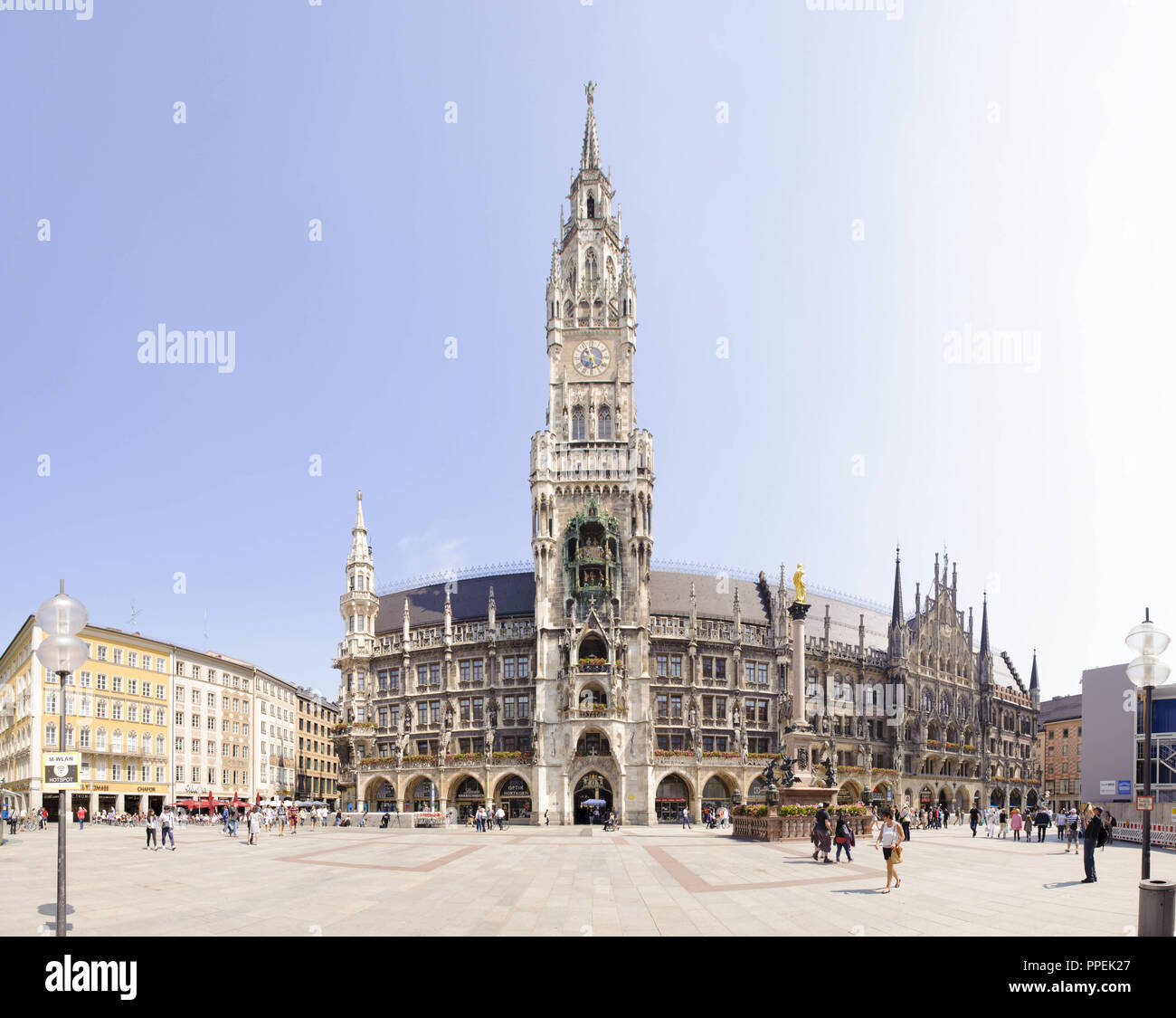L'hôtel de ville sur la Marienplatz à Munich est le siège du maire de Munich, le conseil de ville et le siège du gouvernement de la ville. Dans le Rathausturm (tour), le Glockenspiel avec le Schaefflertanz (la danse des tonneliers). Banque D'Images