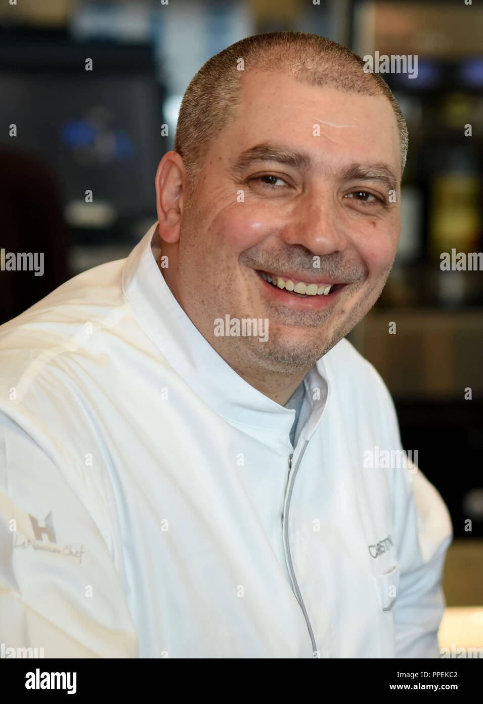 Trois étoiles chef Christian Bau cuisiniers un menu du soir dans le restaurant 'Delice La Brasserie" à l'hôtel de luxe Sofitel Bayerpost. Banque D'Images