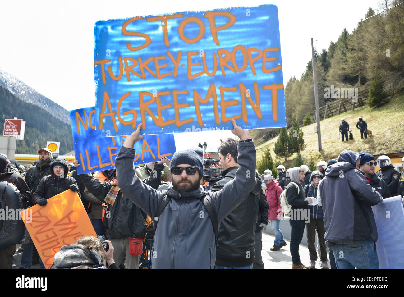 Un manifestant tient une pancarte avec les mots 'Stop the Turkey-Europe accord'. Les manifestants italiens manifestation le 04.24.2016 contre le projet de contrôle des frontières de l'Autriche . Banque D'Images