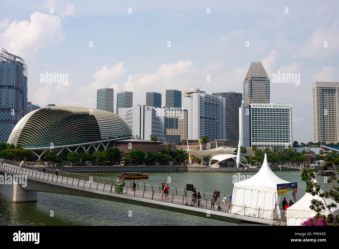 Théâtre Esplanade sur la baie avec pont Esplanade divers hôtels de Singapour et entrée de Formule 1 Grand Prix porte 6 République de Singapour Asie Banque D'Images