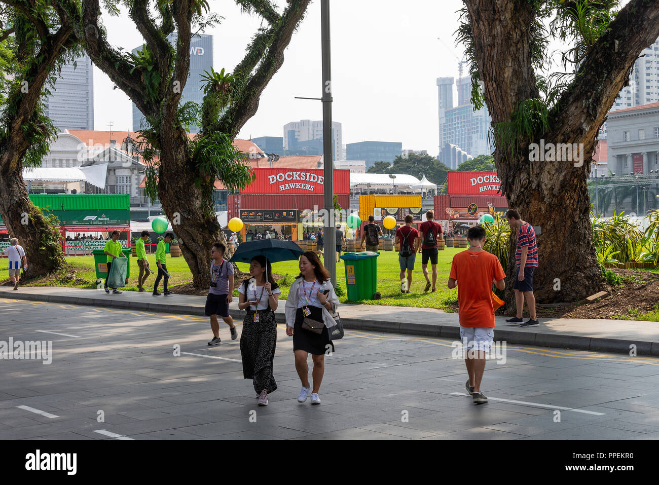 Stands occupés du marché des Dockside Hawker vendant de la nourriture et des boissons aux spectateurs de Formule 1 au Grand Prix de Singapour Asie Banque D'Images