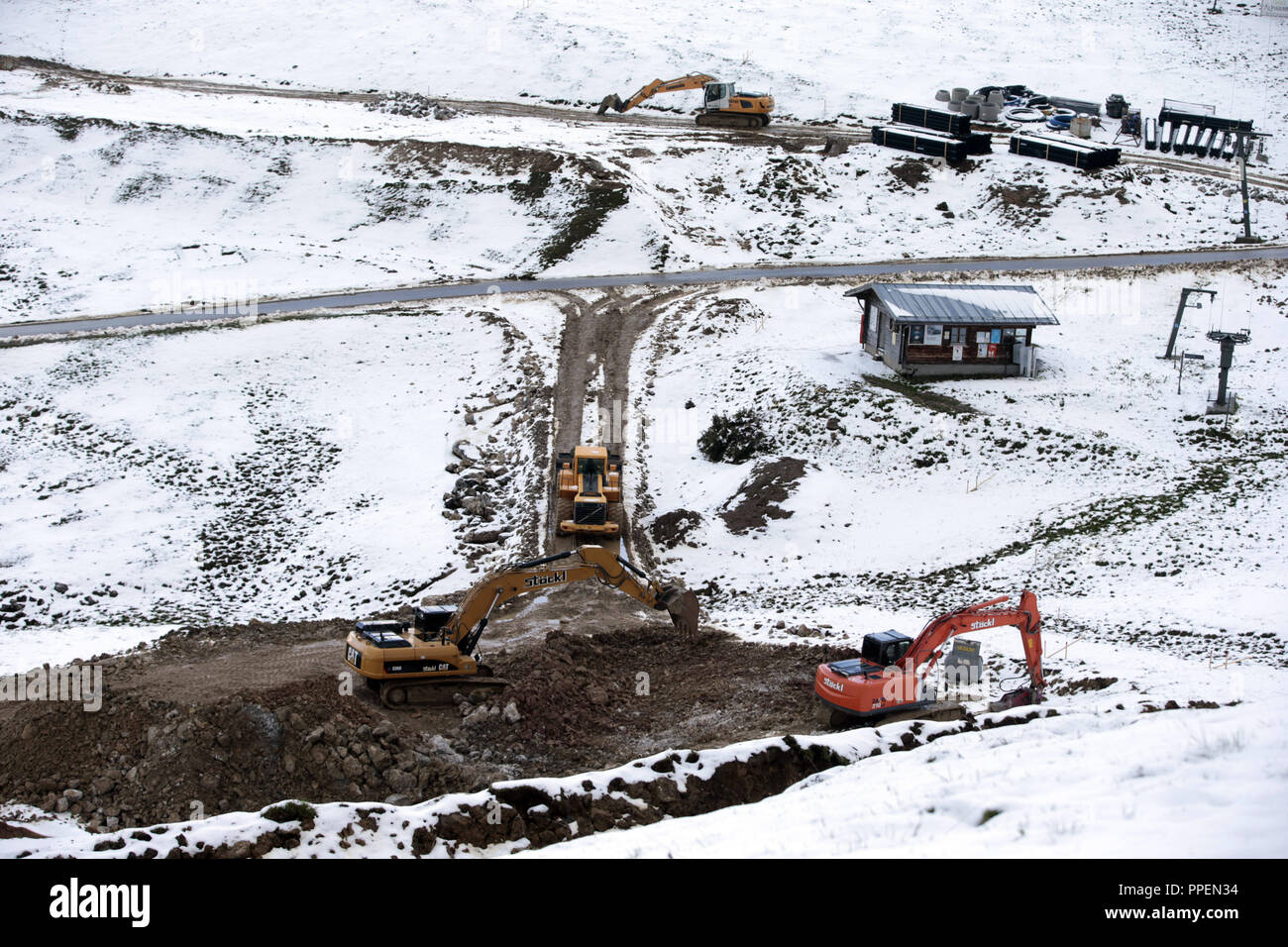 Machines de construction sur le site de construction à l'Walleralm sur la Sudelfeld construction d'un chemin d'accès, qui est nécessaire pour la construction de réservoir le plus important en Allemagne, qui est pour les canons à neige. Banque D'Images