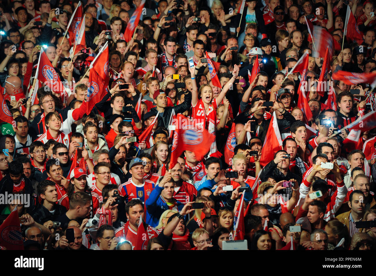 Fans Du Fc Bayern Munich Celebrer Sur La Marienplatz A Munich Avant De L Hotel De