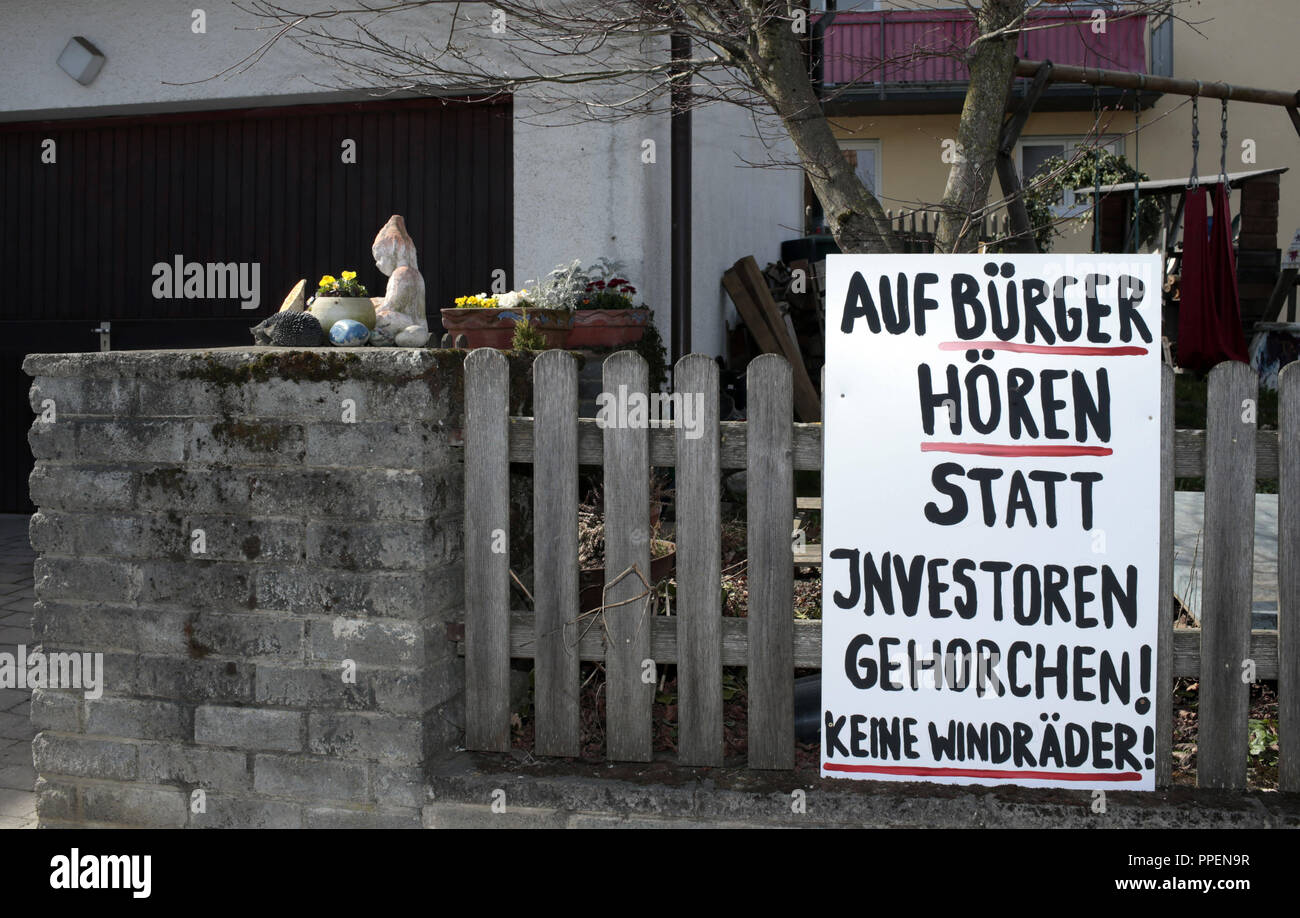 Les citoyens de protester contre les éoliennes dans la région de Puch : sur une clôture est suspendu un écriteau : "à l'écoute des citoyens au lieu d'obéir à des investisseurs ! Pas d'éoliennes !'. Banque D'Images