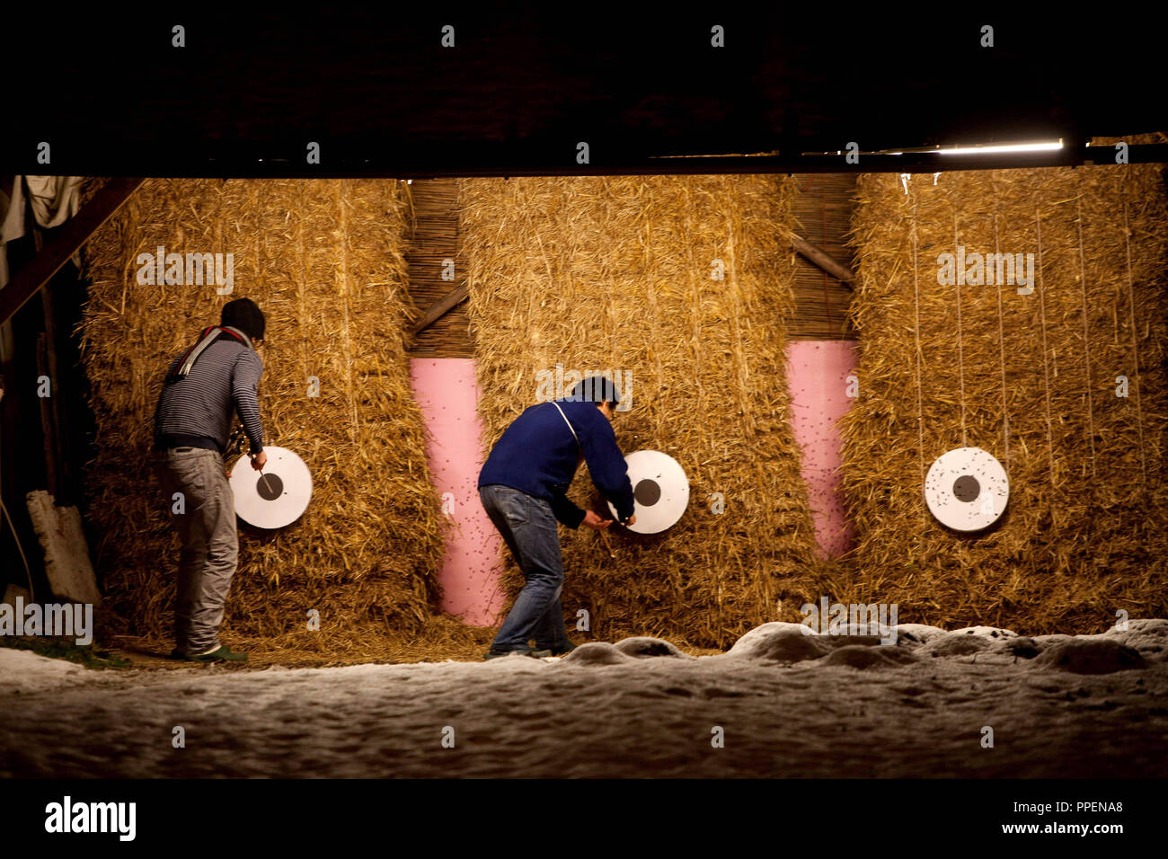 Les membres du club "Dojo de l'Isar' lorsque la formation. 'Le Kyudo voie de l'arc' est l'art traditionnel japonais de la guerre. Banque D'Images