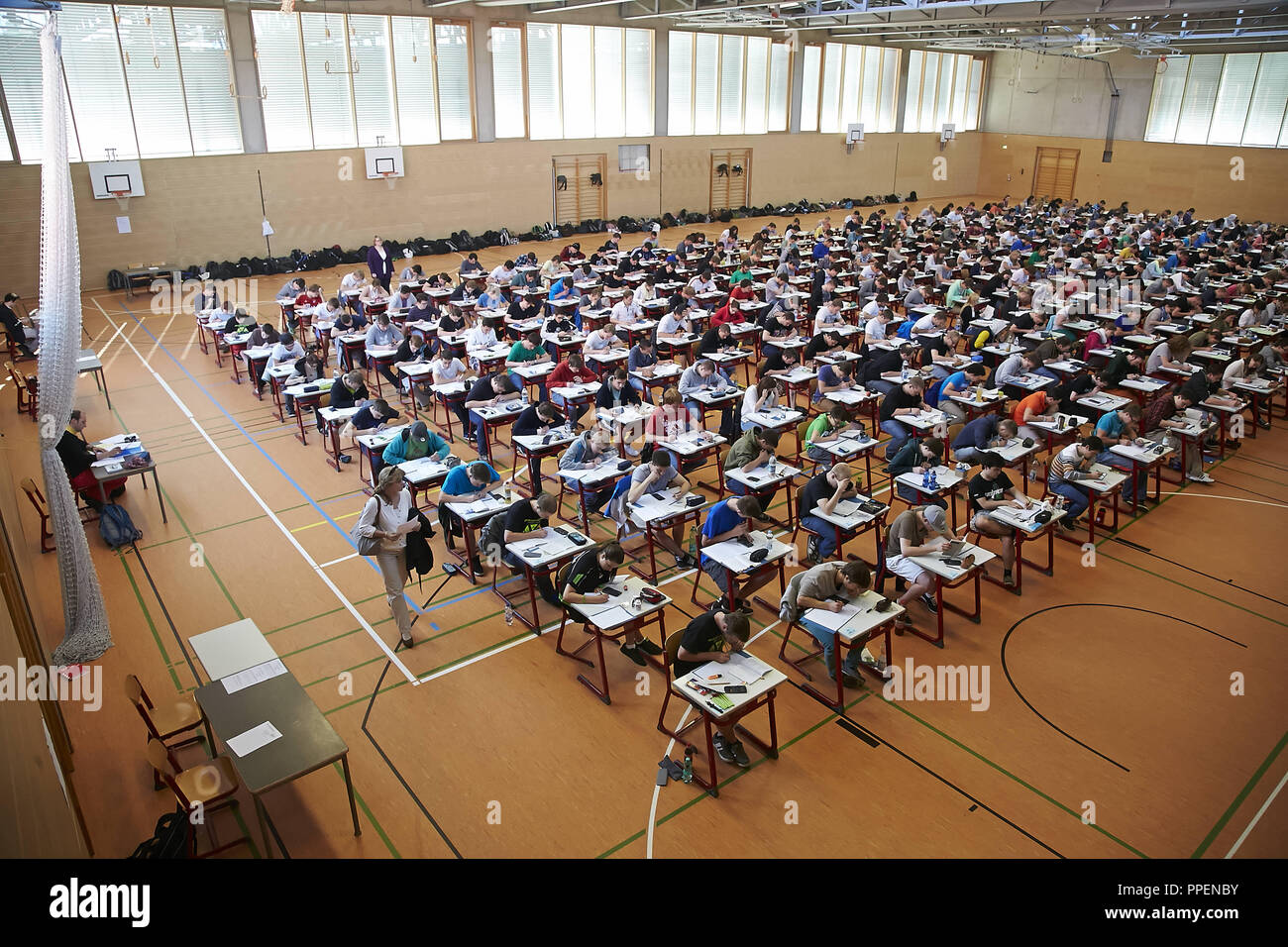 315 diplômés de la Fachoberschule (école secondaire professionnelle, en abrégé FOS) prennent leur Abitur examen dans le gymnase de l'école de grammaire Toelz. Banque D'Images