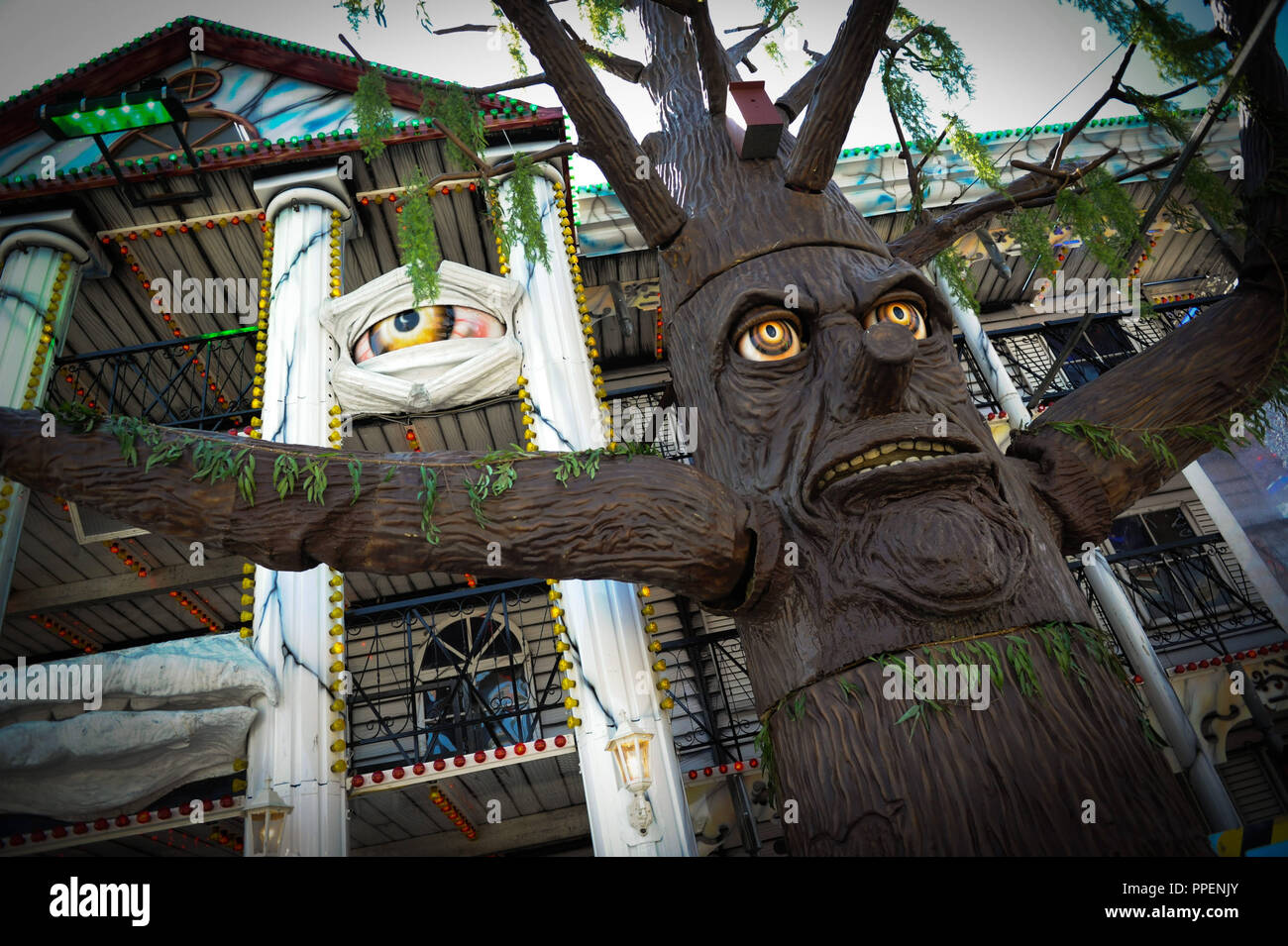 La nouvelle 'psycho' fairground ride à la Fête du Printemps sur la Theresienwiese à Munich. Banque D'Images