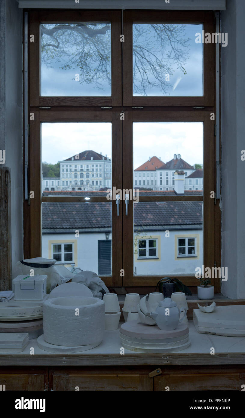 Dans la fonderie de la Manufacture de Porcelaine de Nymphenburg à Munich, tentures, sont stockés en face de la fenêtre donnant sur le château. Banque D'Images