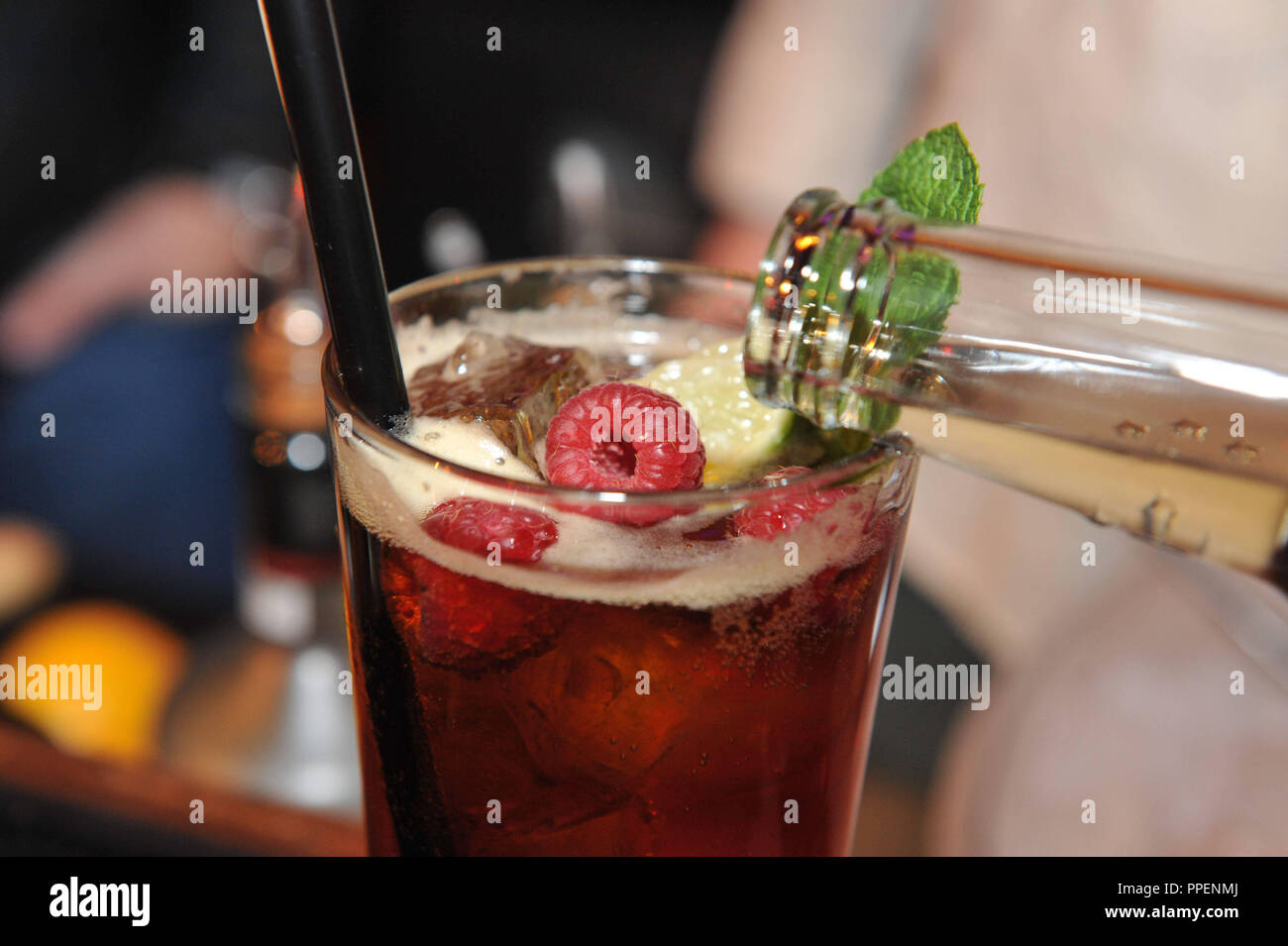 Cocktail au bar 'tout ce que vous rend heureux" dans l'Muellerstrasse à Munich. Banque D'Images