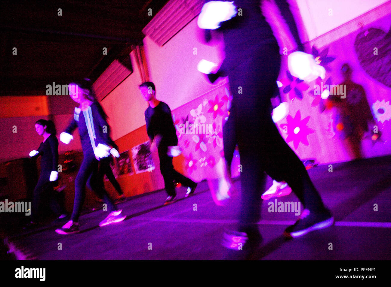 Celebration Du 50e Anniversaire De La Ricarda Huch Realschule Dans Le Quartier De Schwabing L Image Montre Les Performances De L Equipe De Danse Dans Le Gymnase De L Ecole Photo Stock Alamy Celebration Du 50e Anniversaire De La Ricarda Huch Realschule Dans Le Quartier De Schwabing L Image Montre Les Performances De L Equipe De Danse Dans Le Gymnase De L Ecole Photo Stock Alamy