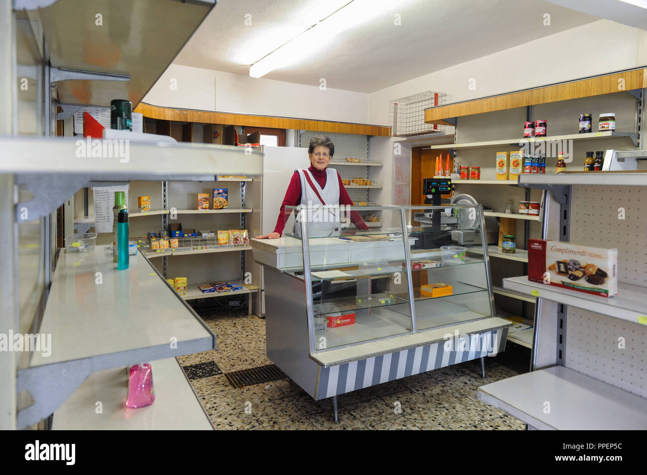 Rosa Stadler ferme corner shop magasin dans Obersuessbach où elle a travaillé pendant 50 ans. Depuis sa retraite, son mari Konrad a également aidé autour. Maintenant, deux jours avant la fermeture, n'est presque rien sur les étagères. Banque D'Images