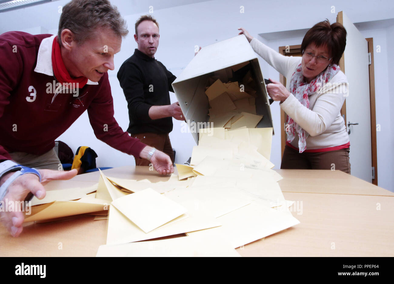 Les fonctionnaires électoraux prendre des coupons d'une boîte de scrutin lors de l'élection municipale 2014 dans le bureau de vote 10 à Josefstift (VHS) Fuerstenfeldbruck . Banque D'Images