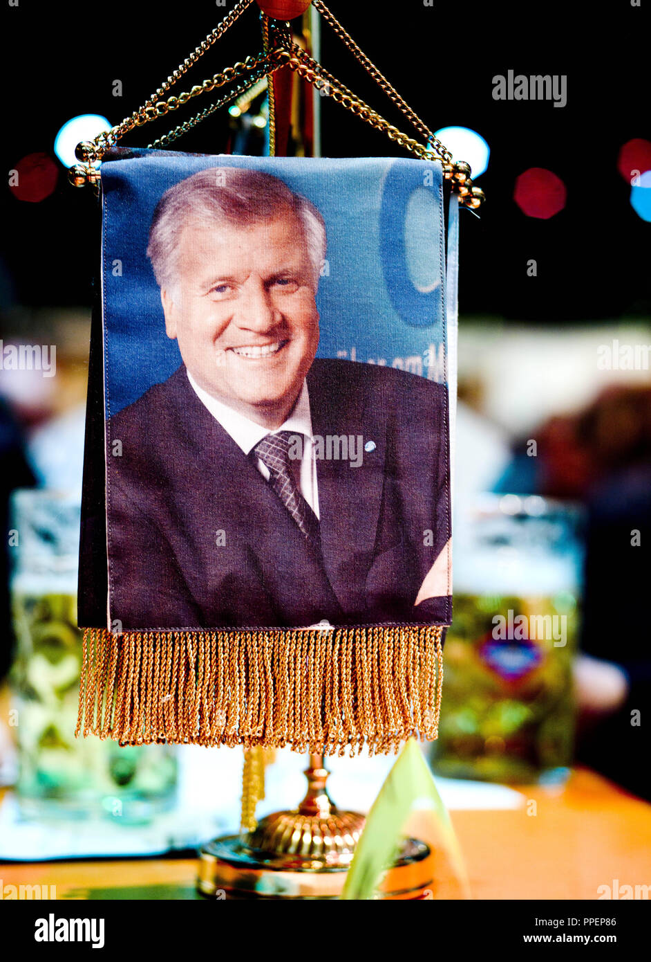 Un fanion avec la face du ministre-président bavarois Horst Seehofer sur le plan politique Le mercredi des cendres de CSU dans le Dreilaenderhalle à Passau. Banque D'Images