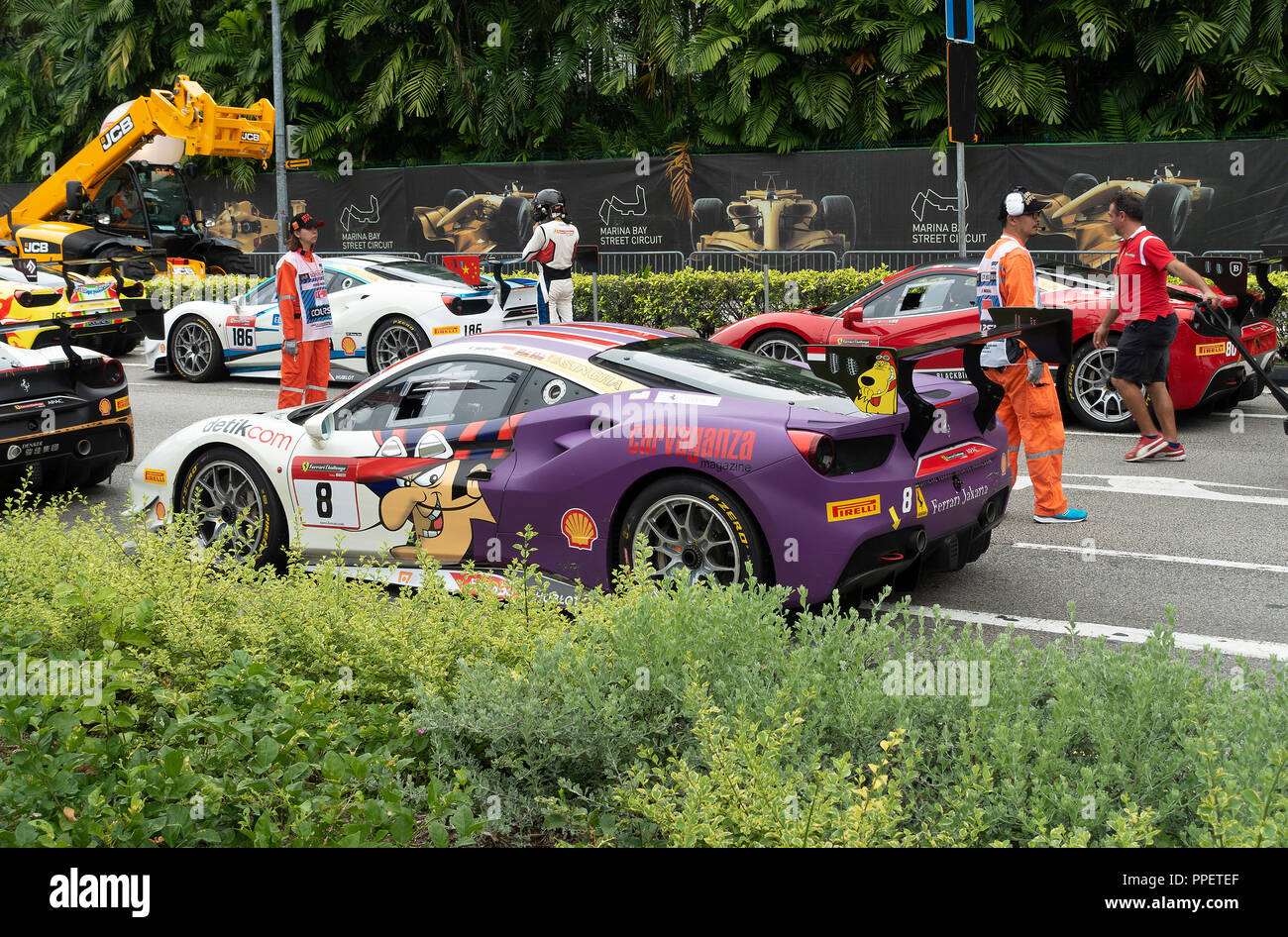Ferrari 488 voitures de course Sports dans la série Ferrari Challenge Asie Pacifique à la Marina Bay Street Circuit dans Singapore Banque D'Images