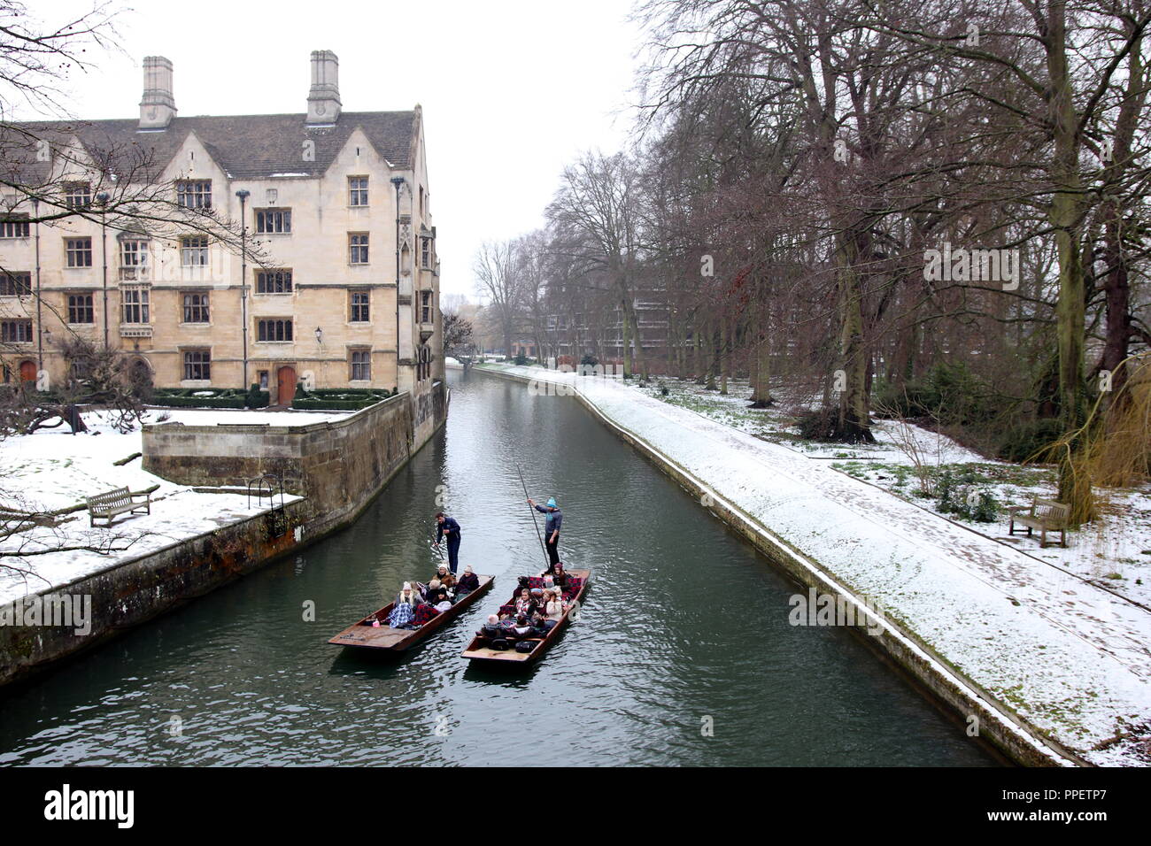 Les collèges de l'Université de Cambridge dans la neige de l'hiver Banque D'Images