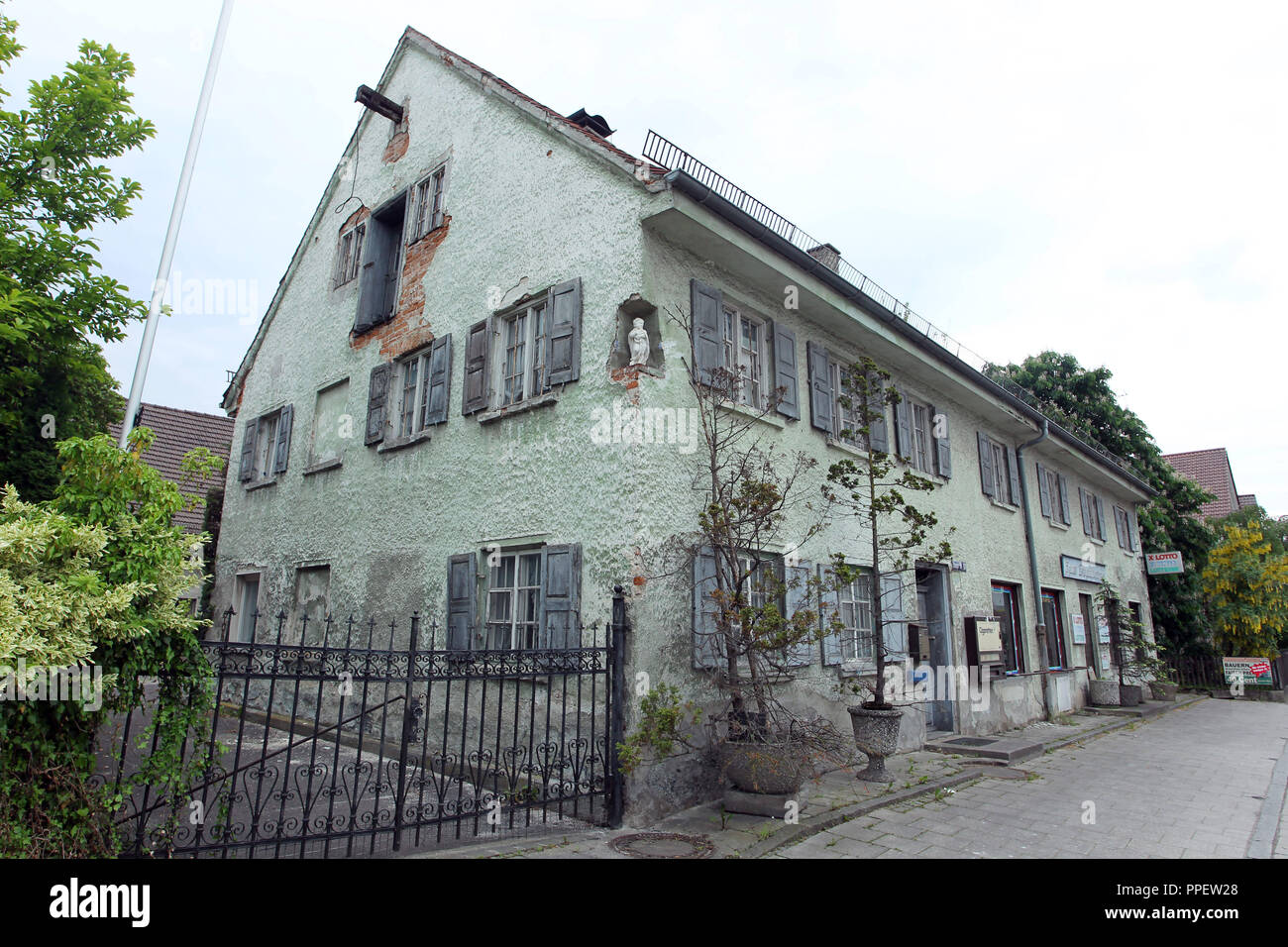 L'Schamberger House, l'ancien site d'un corner shop dans Maisach Germany est menacée de démolition. Banque D'Images