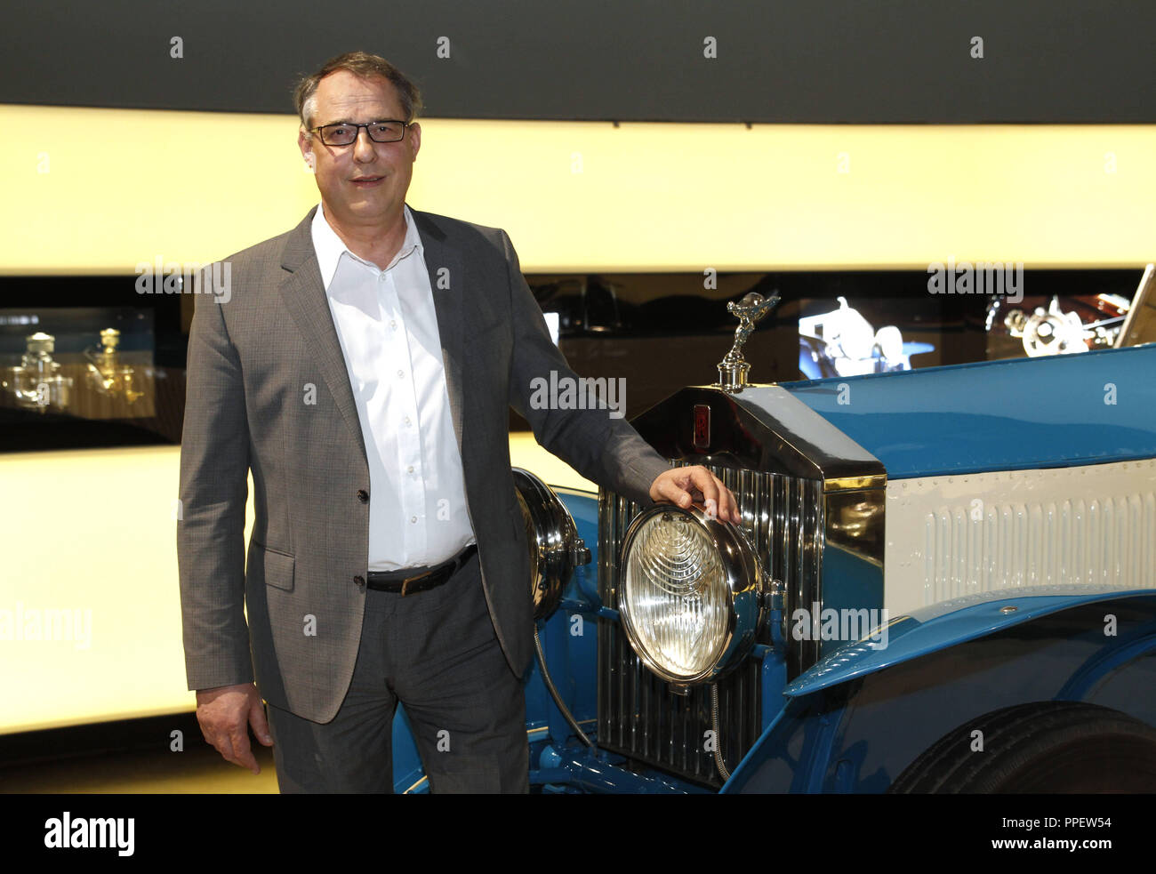 Andreas Braun, historien de l'art et conservateur de musée de BMW, à côté d'une voiture de la Rolls-Royce exposition de sa maison. Banque D'Images