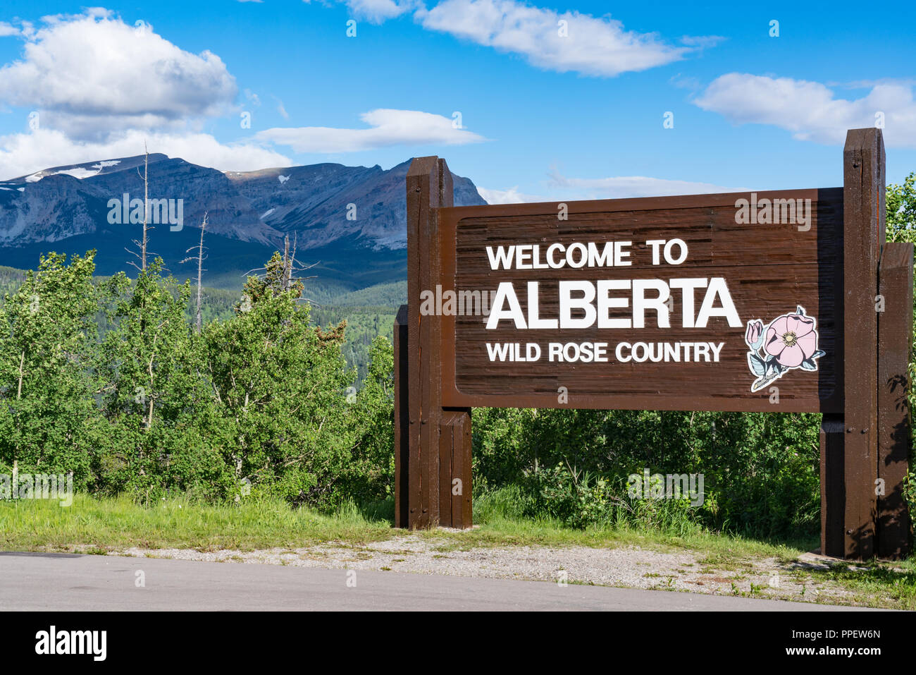 WATERTON, CANADA - 1 juillet 2018 : Bienvenue en Alberta, Canada Wild Rose County le long de la frontière canado-américaine Banque D'Images