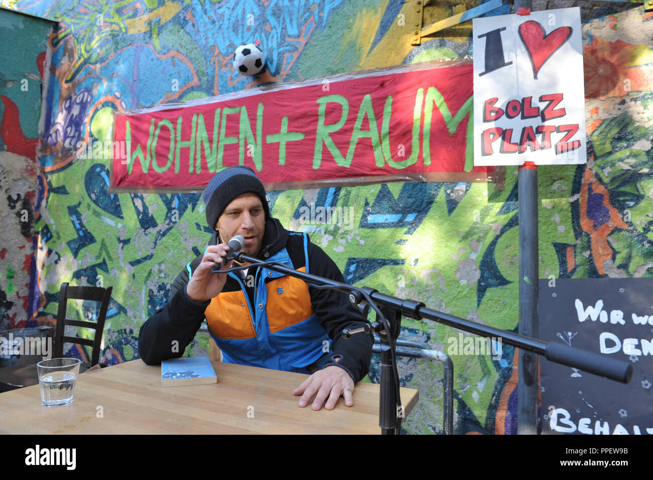 Florian 'Flo' Weber de Sportfreunde Stiller lit lors d'une manifestation pour la sauvegarde du terrain de sport au centre communautaire dans Glockenbachwerkstatt dans la Blumenstrasse. Banque D'Images