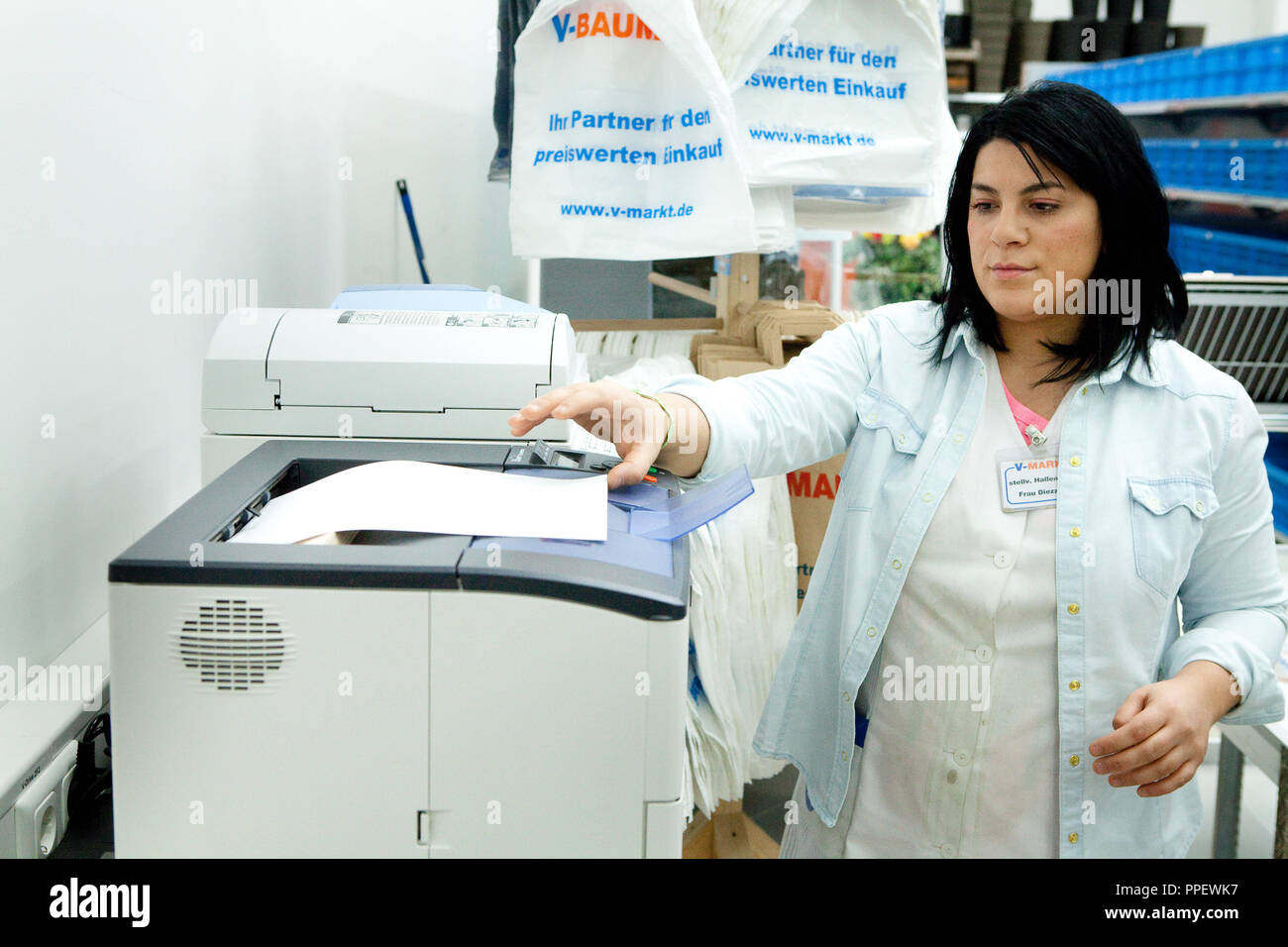 La première à Munich 'drive-through' in 'V-Markt' à l'Maria-Probst-Strasse, les clients peuvent commander des produits via Internet et ramasser les paniers produits plus tard. Ici vendeur Diezzo Annunziata prend la liste d'achat des clients à partir de l'imprimante. Banque D'Images La première à Munich 'drive-through' in 'V-Markt' à l'Maria-Probst-Strasse, les clients peuvent commander des produits via Internet et ramasser les paniers produits plus tard. Ici vendeur Diezzo Annunziata prend la liste d'achat des clients à partir de l'imprimante. Banque D'Images
