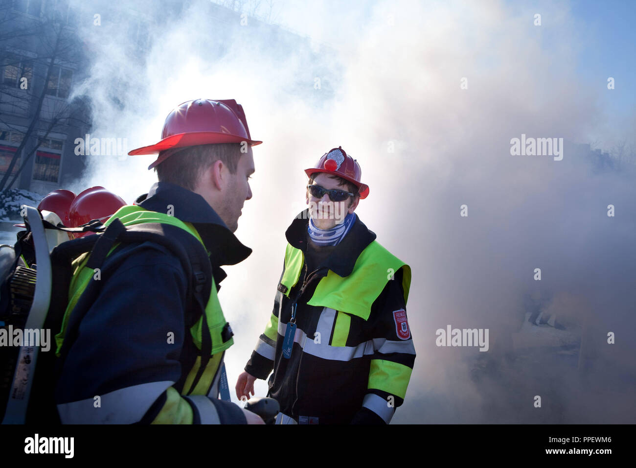 Défilé de Johanneskirchen 2013 : Les membres de la brigade de pompiers volontaires de Munich avec un persiflage désamorcer une bombe aérienne à Schwabing. Banque D'Images