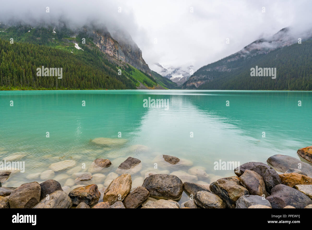 Lake Louise, près de Banff, Alberta, Canada le matin nuageux. Banque D'Images