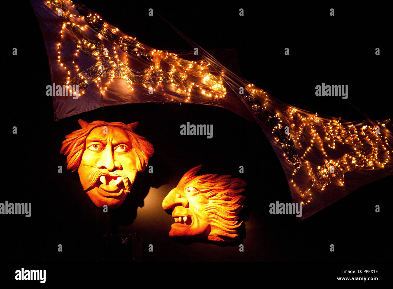 Derniers préparatifs pour la saison du carnaval 2013 dans une tente temporaire de Deutsches Theater dans Froettmaning. La photo montre des masques dans le cadre de la décoration de carnaval. Banque D'Images