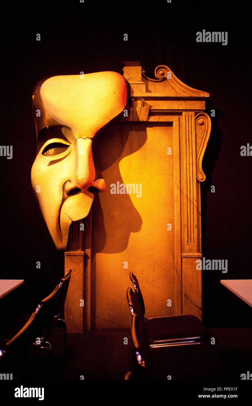 Derniers préparatifs pour la saison du carnaval 2013 dans une tente temporaire de Deutsches Theater dans Froettmaning. La photo montre un demi-masque et une porte qu'à l'étape décoration. Banque D'Images