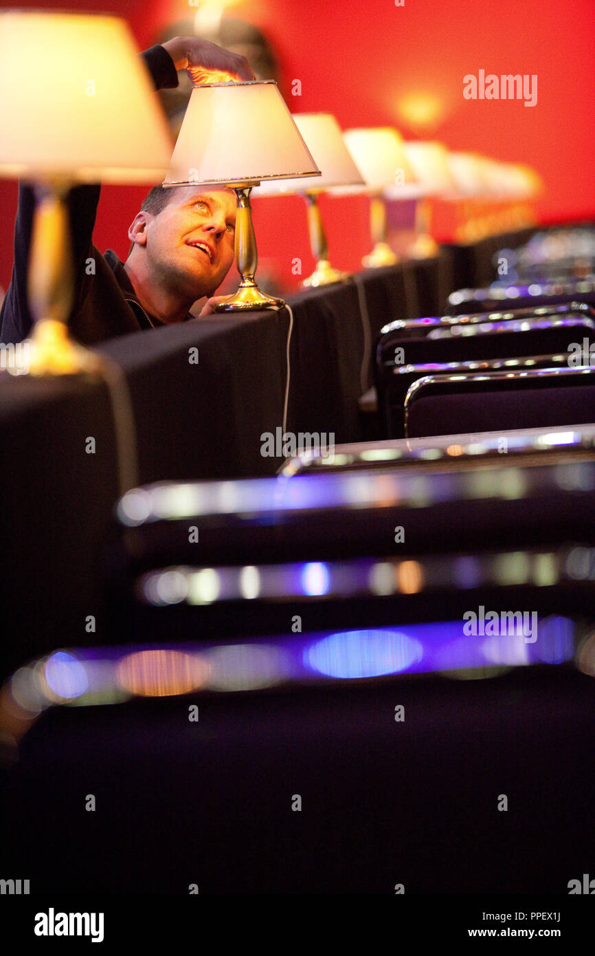 Derniers préparatifs pour la saison du carnaval 2013 dans une tente temporaire de Deutsches Theater dans Froettmaning. Dans l'image sont en train de changer les ampoules dans la salle de bal des lampes. Banque D'Images