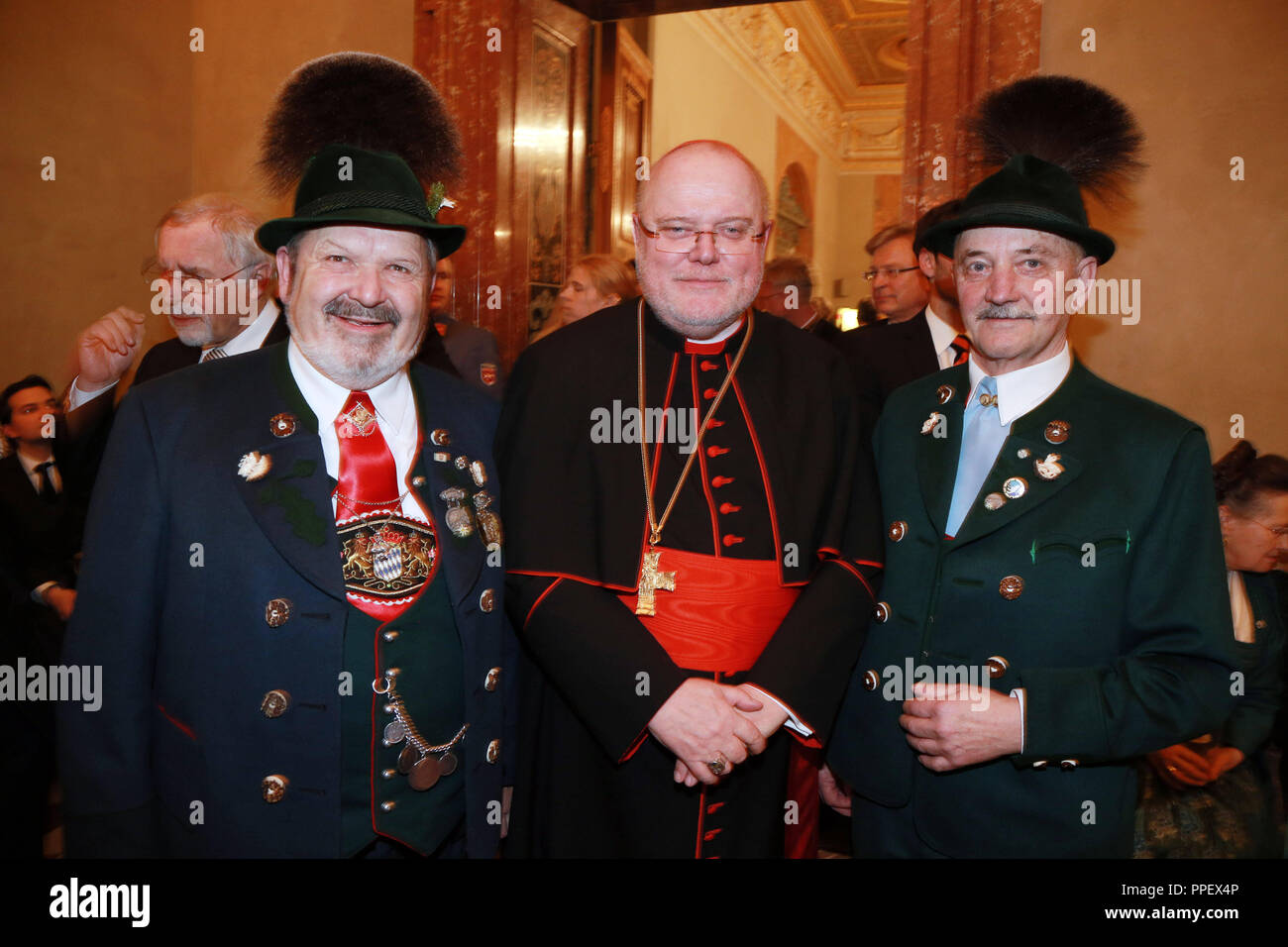 Mgr Reinhard Marx salue des gens en costumes traditionnels à la réception de Nouvel An de M. Horst Seehofer dans la Residenz. Banque D'Images