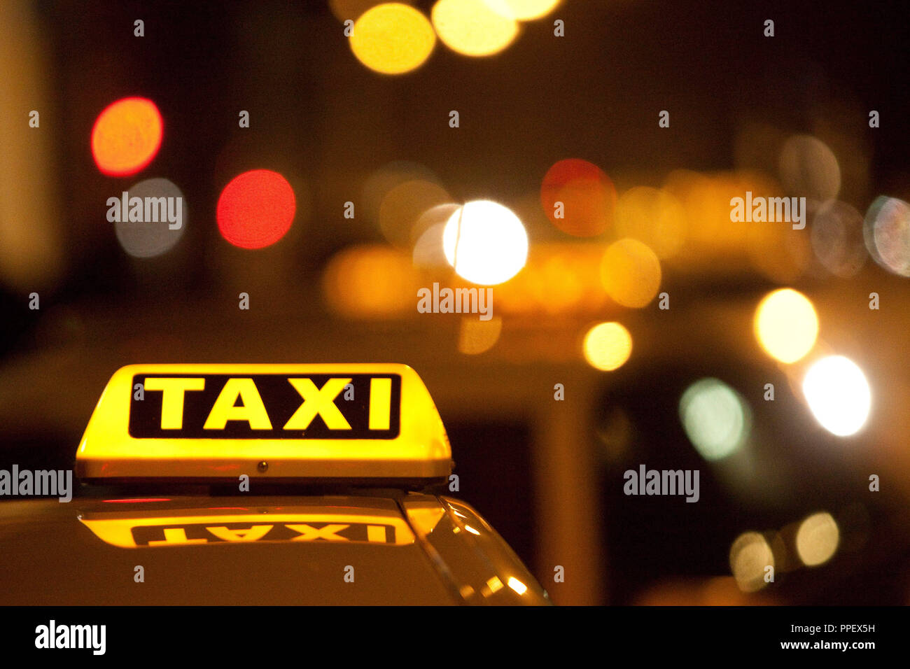 Taxis avec les enseignes lumineuses attendre que les clients sur Maximiliansplatz à Munich. Banque D'Images