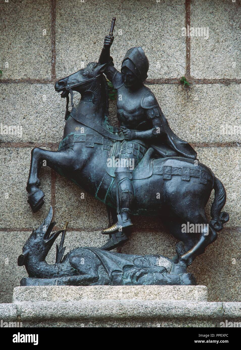 JORGE, San. Mártir cristiano del siglo II. Representado como un joven con armadura, cabalgando sobre un caballo y con la lanza rota sobre el dragón. Estatua de bronce existente en la escalinata de la Plaza de San Jorge. Cáceres. L'Estrémadure. España. Banque D'Images