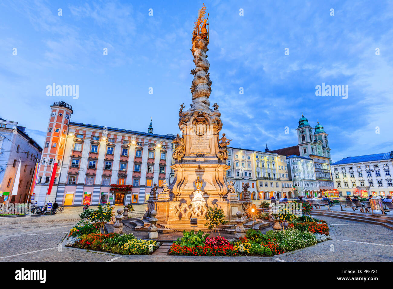 Linz, Autriche. La colonne de la Sainte-Trinité sur la place principale (Hauptplatz). Banque D'Images