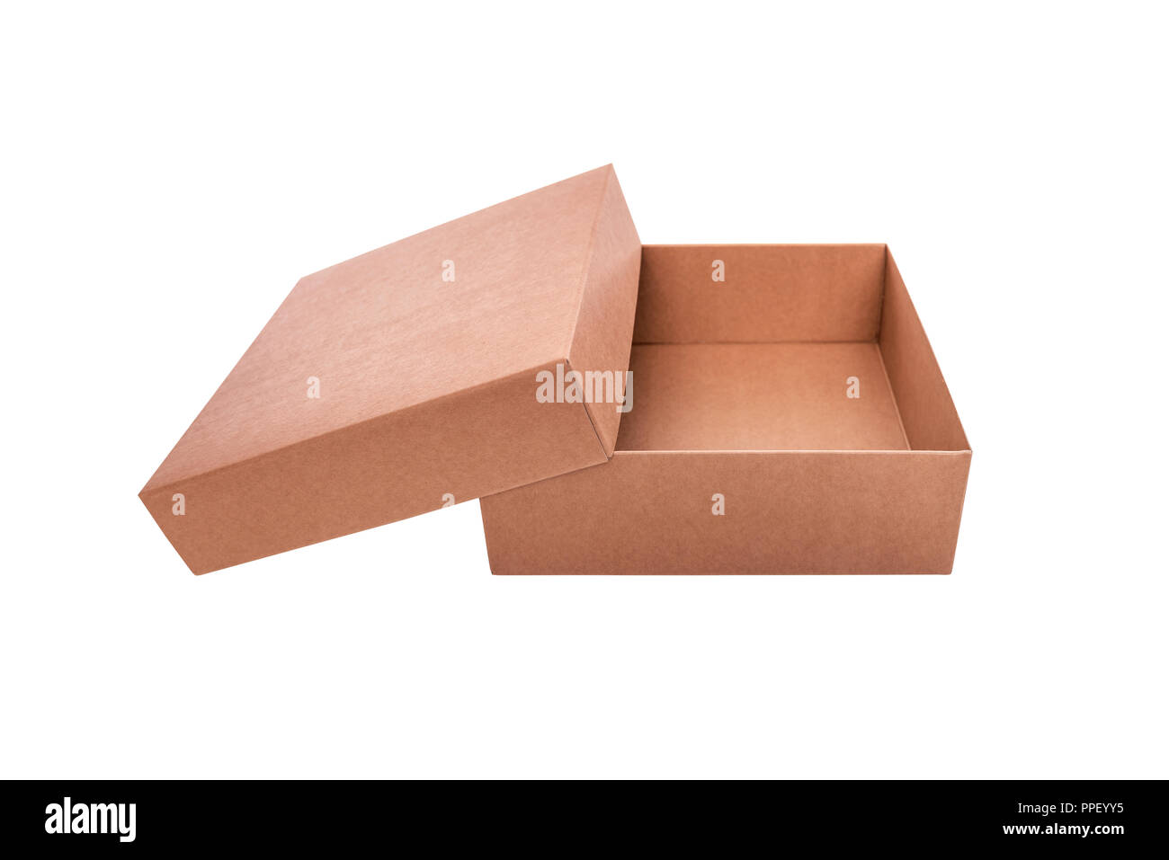 Boîte en carton avec un couvercle ouvert. Isolé sur fond blanc. Banque D'Images