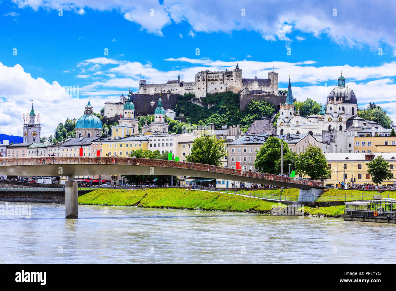 Salzbourg, Autriche. Festung forteresse de Hohensalzburg, Salzburger Dom et la rivière Salzach Banque D'Images