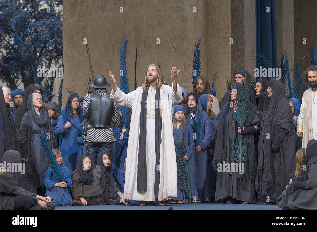 L'Oberammergau Passion Play a lieu tous les 10 ans depuis 1634. Dans le sillage de la guerre de Trente Ans, la peste a frappé Oberammergau et tué 80 personnes. L'église a alors fait un voeu d'effectuer la passion tous les 10 ans. La tradition a été préservée par la communauté d'Oberammergau à ce jour. Banque D'Images