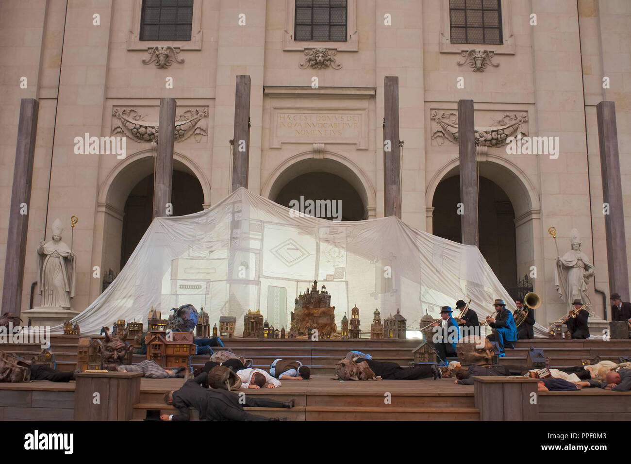 "Everyman - Le jeu de la mort d'un homme riche", la cérémonie d ouverture du Festival de Salzbourg sur les marches de la Cathédrale Banque D'Images