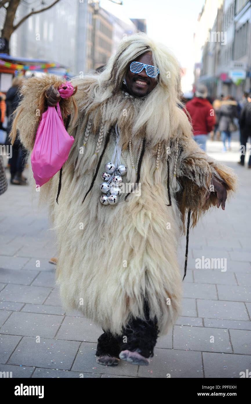 Carnaval costumé reveler sur Carnival lundi à Munich. Dans la photo, un homme habillé comme un yéti. Banque D'Images