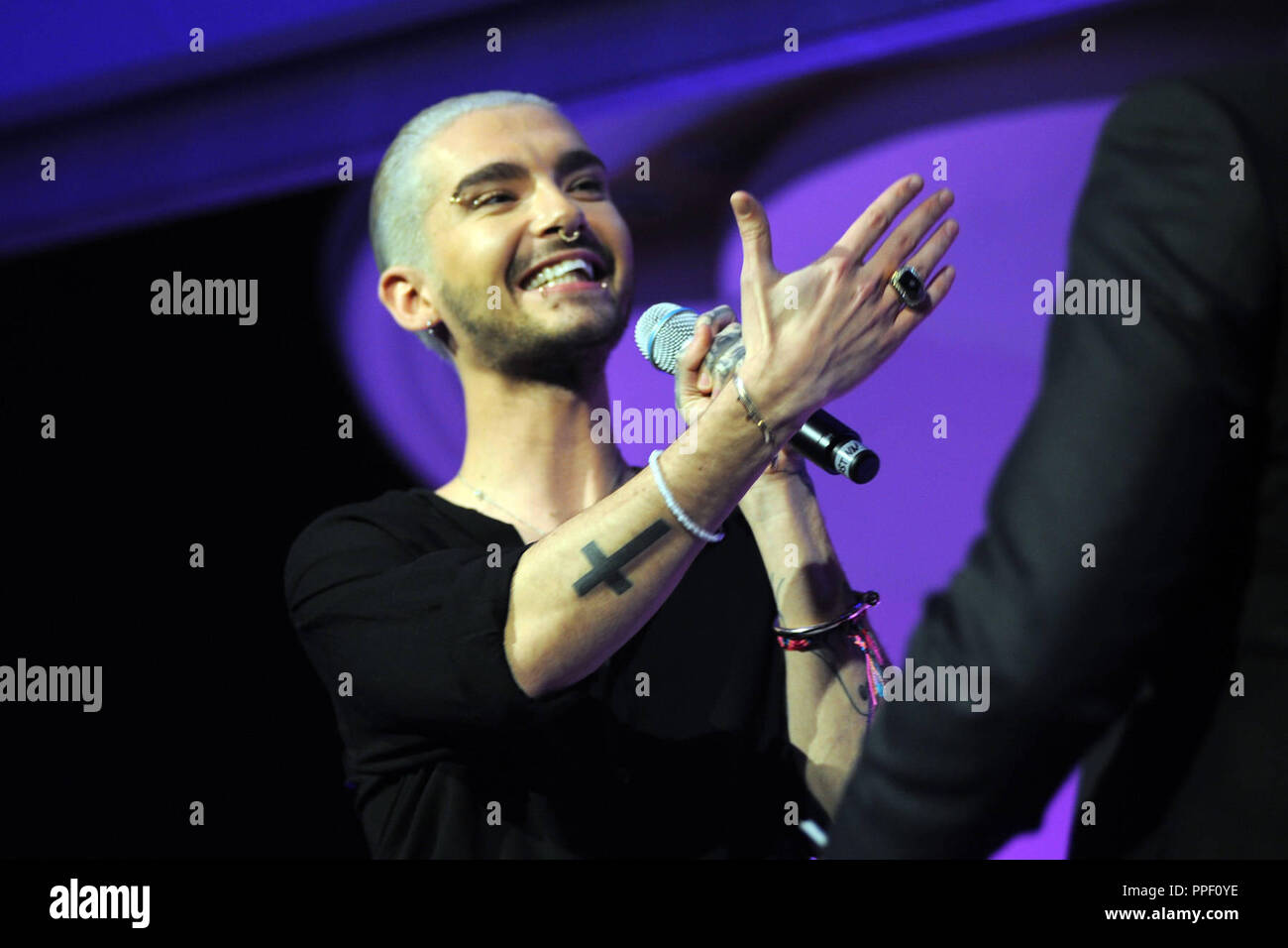 Bill Kaulitz le chanteur de Tokio Hotel agit comme un expert de la mode au "Meilleures Marques Awards' à 'l'hôtel Bayerischer Hof'. Banque D'Images