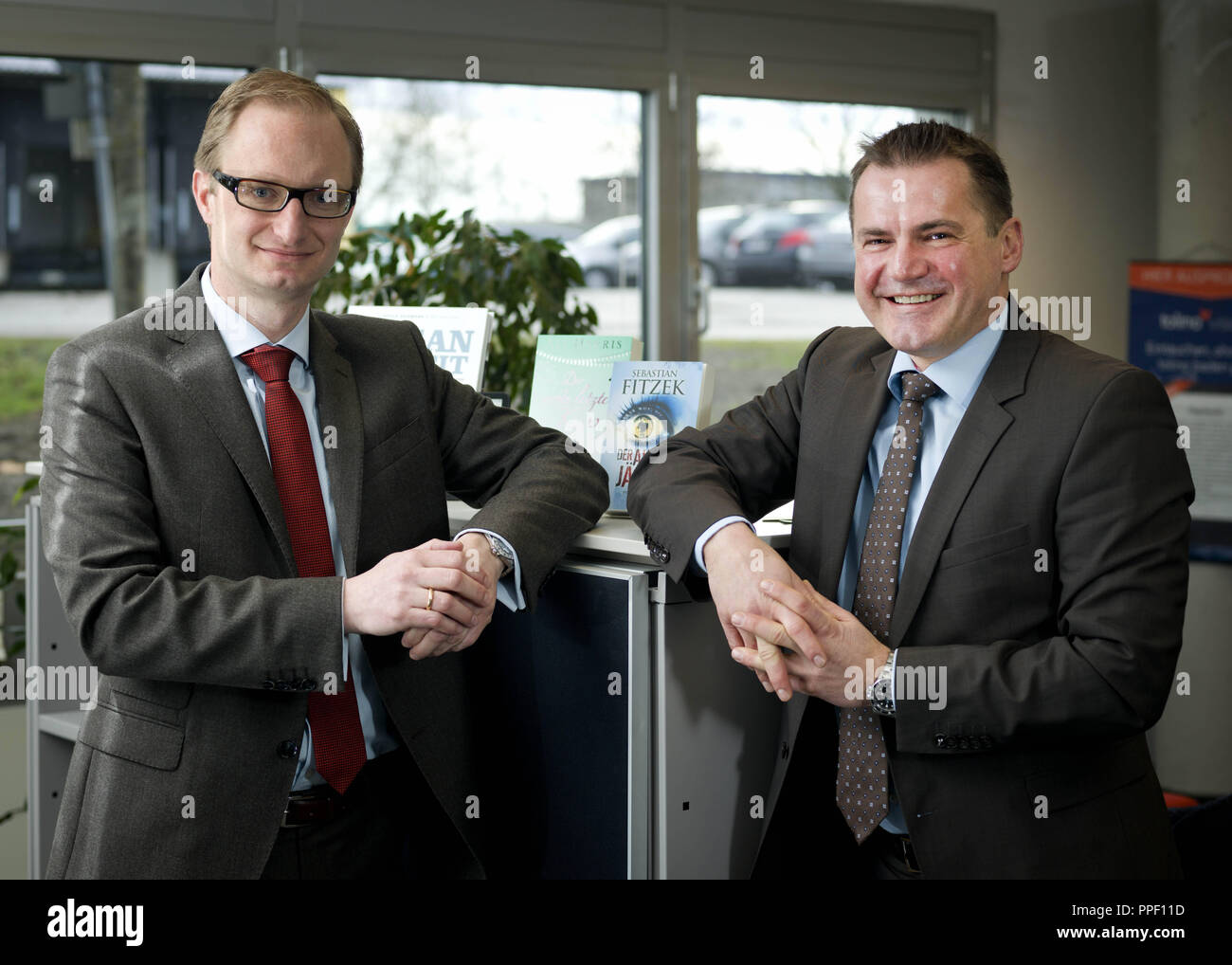 Sikko Boehm (l.) et Patrick Hofmann, Directeur général de la maison de la presse Weltbild. Banque D'Images