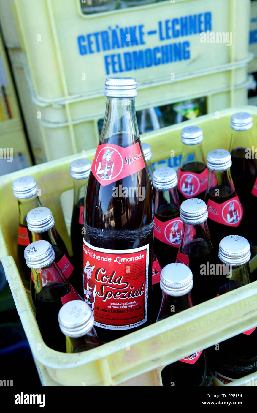 Une bouteille de cola Spezial à partir d'une caisse de bouteille le marché  des boissons Lechner de Feldmoching. Le 72-year-old Otto Lechner a inventé  la première boisson cola (Spezi) avec son père