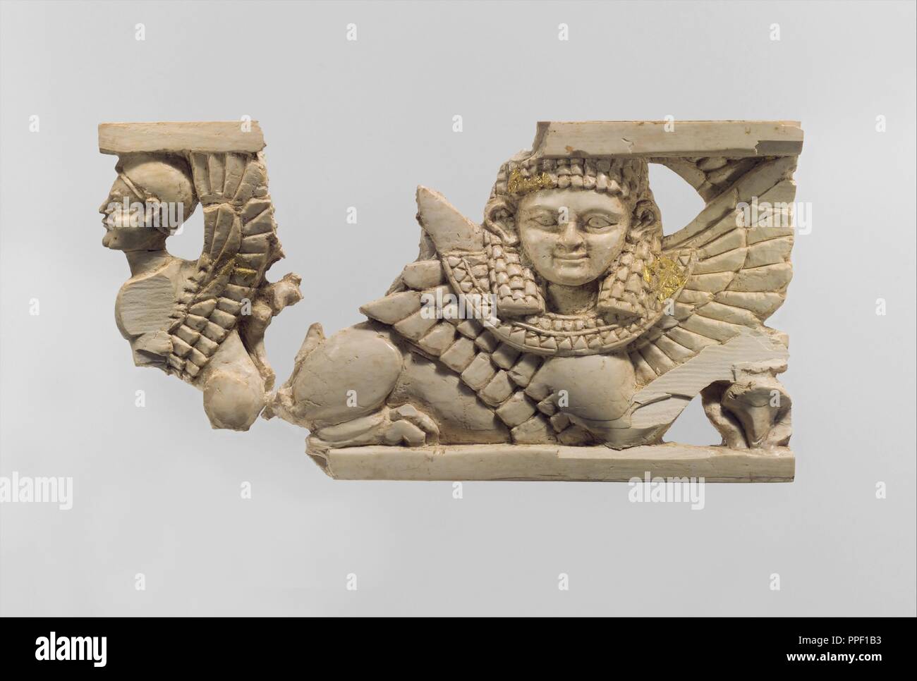 Mobilier ajouré plaque avec deux sphinx. Culture : l'assyrien. Dimensions : H. 2 1/2 x 4 1/4 in. L. (6,4 x 10,8 cm). Date : ca. 9ème-8ème siècle avant JC. Au cours du premier millénaire avant J.-C., sculpture en ivoire a été l'un des grands arts de luxe qui ont fleuri dans tout le Proche-Orient ancien. Défenses d'éléphants ont été sculptées dans de petits objets de décoration tels que des boîtes de cosmétiques et des plaques utilisées pour orner des meubles en bois. Feuille d'or, de la peinture et de pierres semi-précieuses et verre embellissements incrustation animé ces magnifiques œuvres d'art. En fonction de certains, stylistiques, formelles et techniques caractéristiques également visibl Banque D'Images