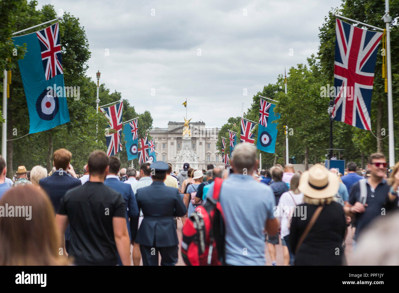 Les foules sur le Mall pour la Royal Air Force 100e anniversaire à la recherche vers le palais de Buckingham Banque D'Images