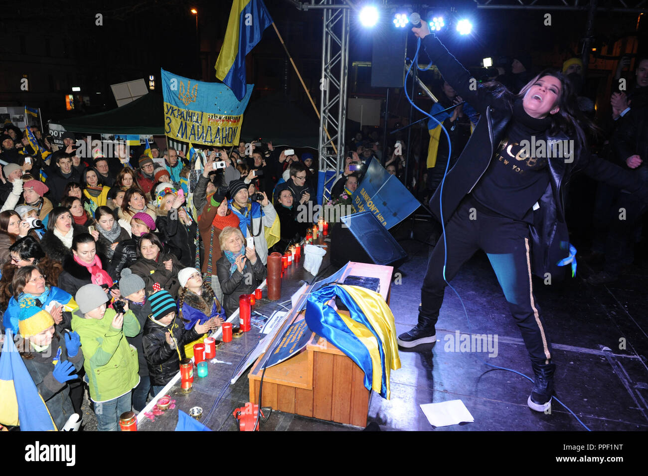 La chanteuse pop et activiste de la paix Ruslana au Lyschytschko «mini Maidan' sur la Sendlinger-Tor-Platz, où plusieurs centaines de participants montrent leur solidarité avec les personnes qui protestent de Kiev, Munich, Allemagne Banque D'Images