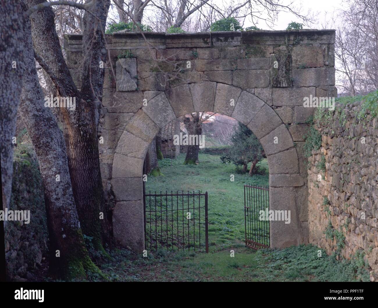 PUERTA DE ENTRADA AL JARDIN RENACENTISTA DEL PALACIO DE SOTOFERMOSO - siglo XVI. Emplacement : PALACIO DE SOTOFERMOSO. ABADIA. CACERES. L'ESPAGNE. Banque D'Images