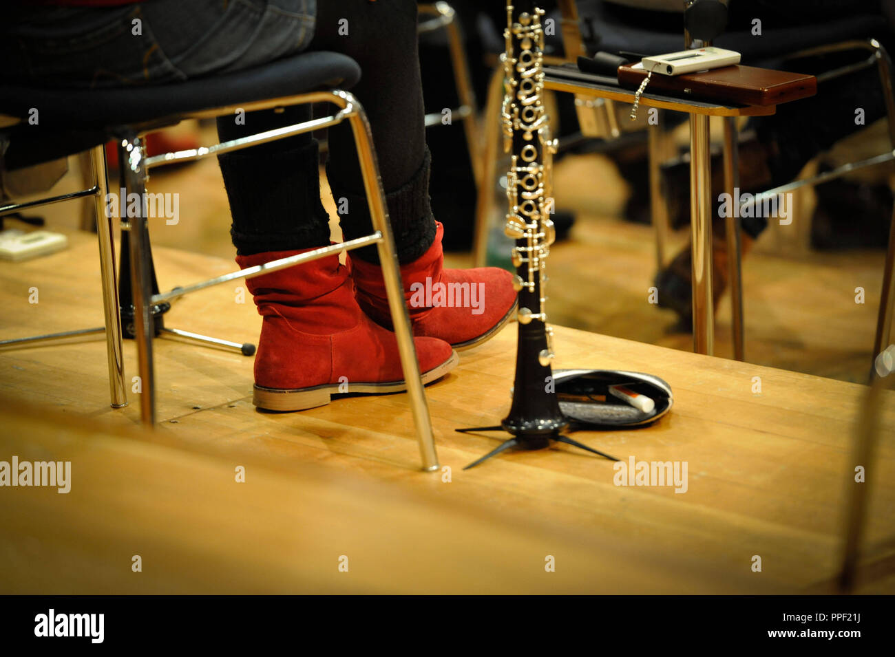 Femme assise à côté d'une clarinette pendant la répétition de l'Orchestre des jeunes de l'État à Munich, Allemagne Banque D'Images